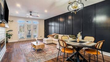 Télévision, cheminée