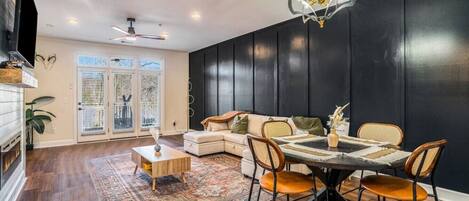 Televisión y chimenea