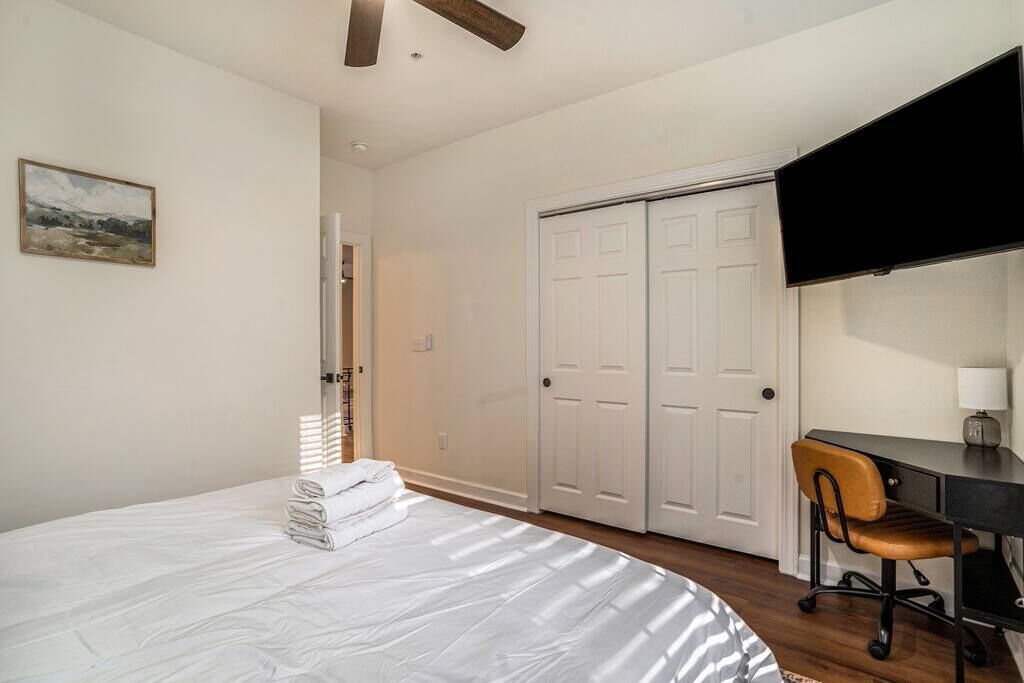 2 bedrooms, desk, iron/ironing board, travel crib