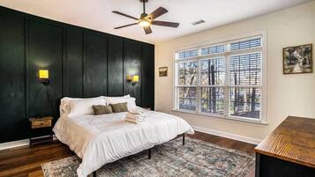 2 chambres, bureau, fer et planche Ă repasser, lit parapluie