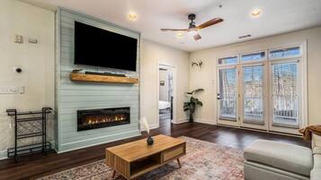 Télévision, cheminée