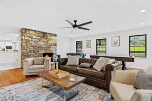 Smart-tv, eldstad, bordsfotboll och ett bordtennisbord