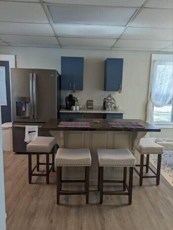 冷蔵庫、電子レンジ、オーブン、コンロ