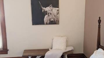 3 sovrum, skrivbord, strykjärn/strykbräda och resesäng