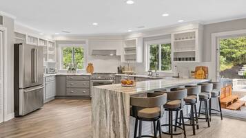 Een koelkast, een magnetron, een oven, een kookplaat