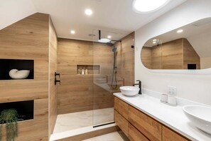 Shower, hair dryer, towels - Wychmere Heights: 003-HK Magnificent Harwich Port Estate, Heated Pool, Walk to Beach & Village (Harwich Port)