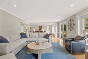 Smart TV, videogames, livros, aparelho de som