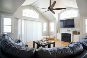 Smart TV, chimenea y libros