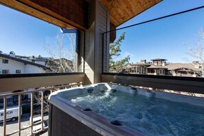 Outdoor spa tub - NEW Ski-In/Out Royal Plaza Retreat in Deer Valley (Park City)
