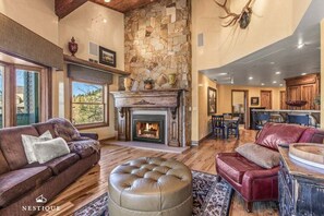 Smart TV, fireplace, books, computer monitors - NEW Ski-In/Out Royal Plaza Retreat in Deer Valley (Park City)