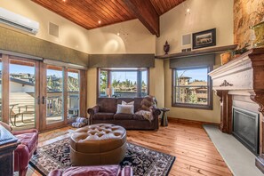 TV connectée, cheminée, livres, écrans d'ordinateur