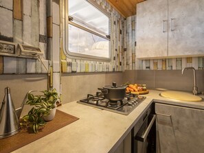 Réfrigérateur, micro-ondes, four, grille-pain