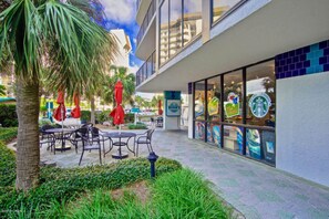 Outdoor dining - Almost Heaven Villa @ Edgewater Beach Resort Sleeps 8 (Panama City Beach)