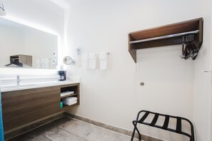 Familienzimmer | Badezimmer | Kostenlose Toilettenartikel, Haartrockner, Handtücher, Seife