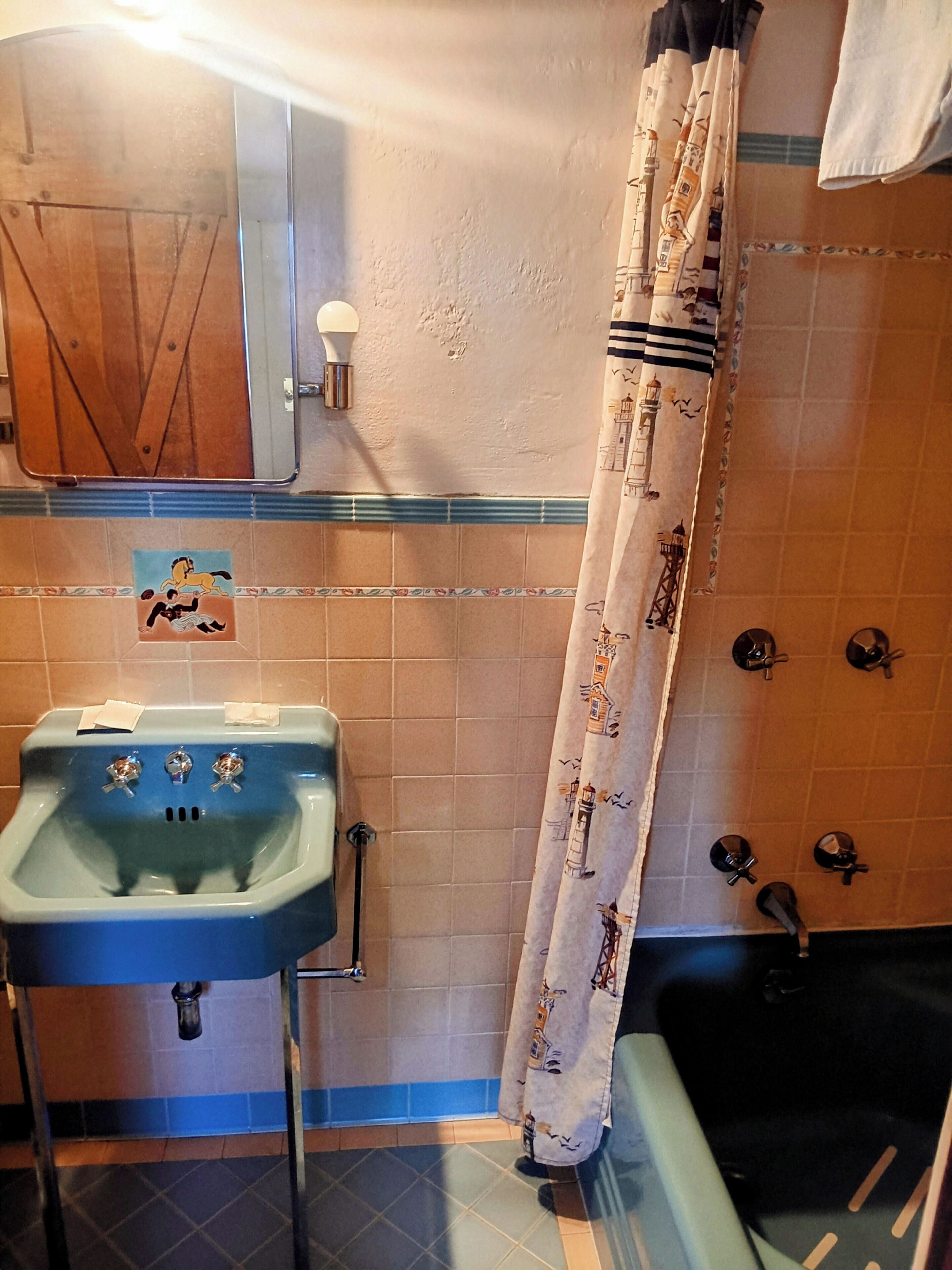 Basic Single Room | Bathroom | Towels, soap, shampoo, toilet paper