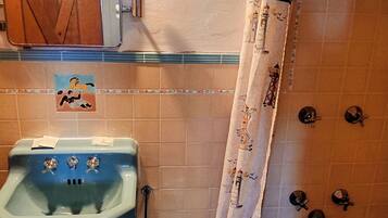 Basic Single Room | Bathroom | Towels, soap, shampoo, toilet paper