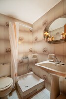 Comfort Triple Room, Balcony, Garden View | Bathroom