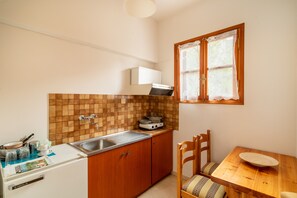 Placa de cocina, tetera/pava eléctrica, utensilios de cocina