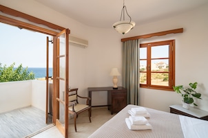Family Apartment, Sea View | Desk, laptop workspace, iron/ironing board (on request), WiFi (free)