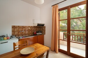 Decoración personalizada, escritorio y espacio para trabajar con laptop 