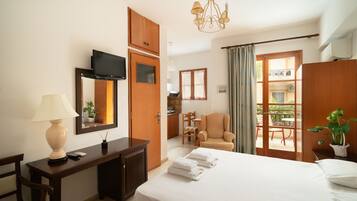 Estúdio conforto, sacada, vista para o jardim | 1 quarto, individualmente decorados, escrivaninha