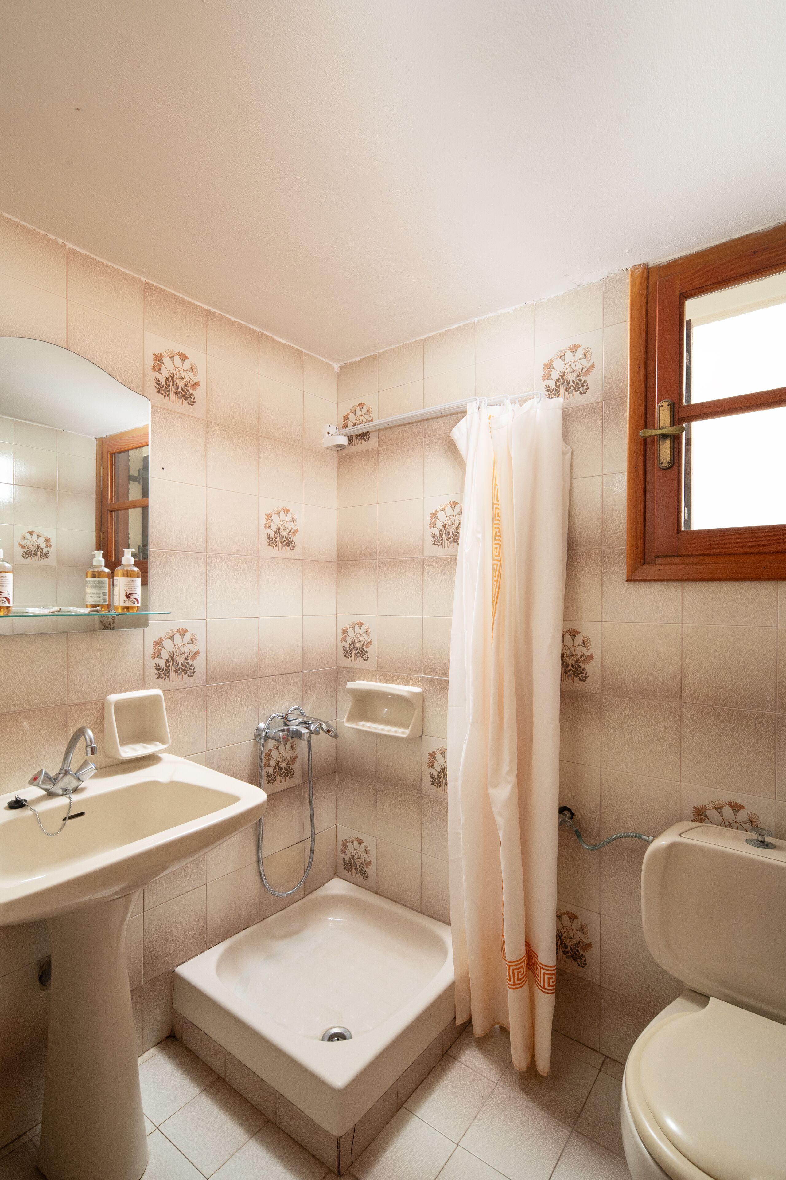 Een badkamer met een wastafel, bad en toilet.