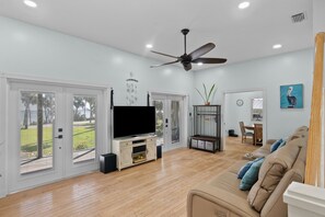 Smart TV - Serene Riverside Retreat on Indian River Lagoon. 3/3 Pet Friendly in Ft Pierce (Fort Pierce)