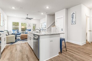 Smart TV, books - Perdido Key Home WhoopSeaDaisy
2 King Suites, Fire Pit, Bikes, Kids playroom (Pensacola)