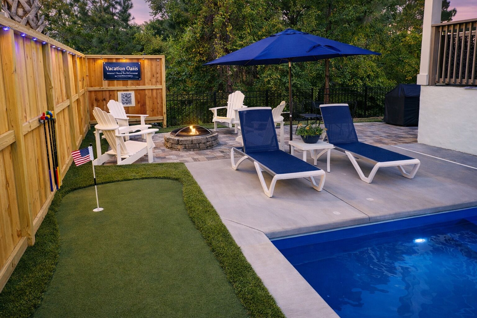 Ein Garten mit Pool, Liegestühlen, einer Feuerstelle und einem Schild mit der Aufschrift 'Vacation Oasis'.