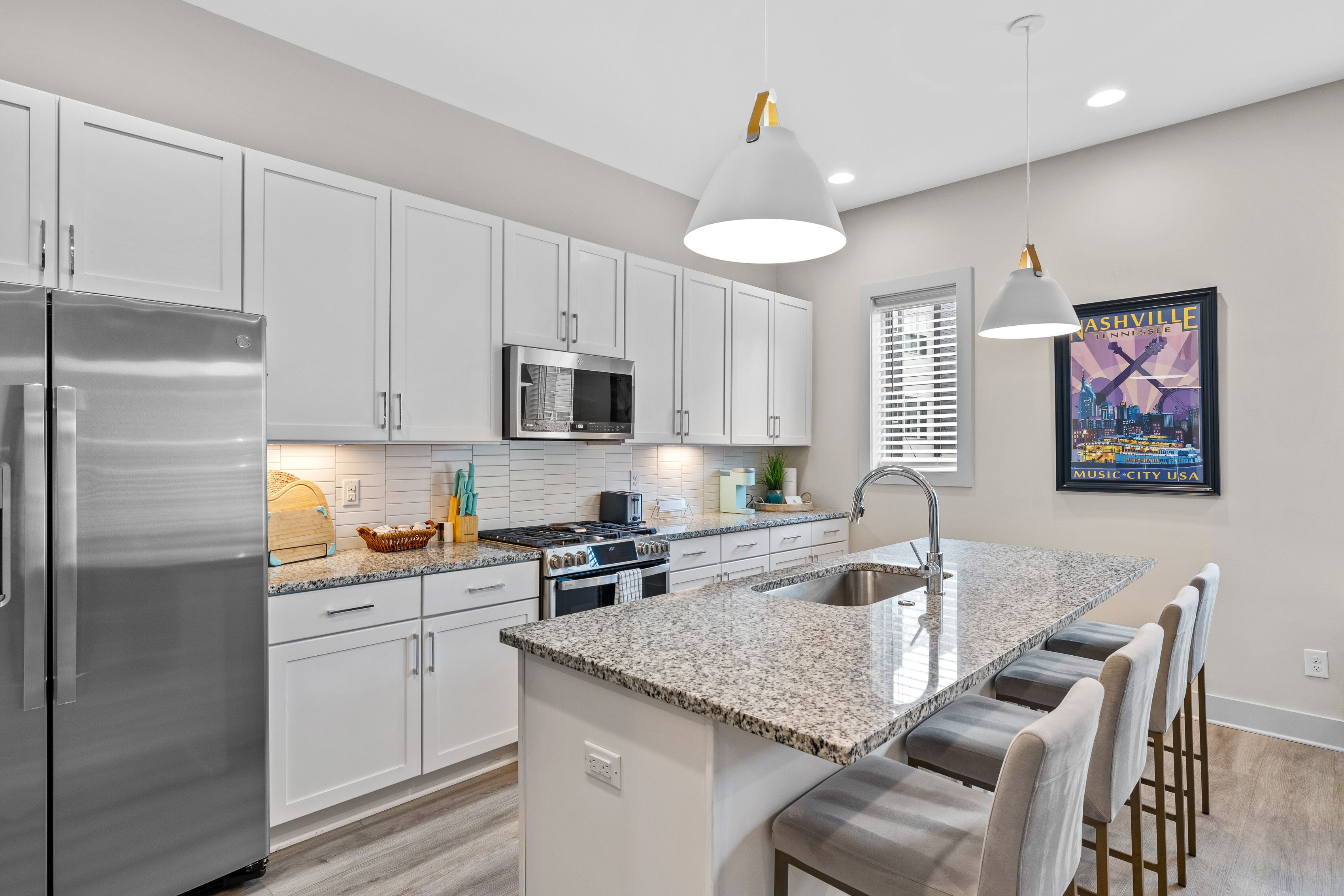 冷蔵庫、電子レンジ、オーブン、コンロ