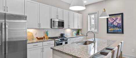 冷蔵庫、電子レンジ、オーブン、コンロ