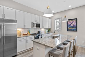 Fridge, microwave, oven, stovetop - E-Sharp: 10min->Broadway w/ Rooftop East Nashville (Nashville)