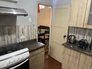 Fridge, microwave, oven, stovetop - Hermoso Departamento Familiar/grupal en el Centro de Barranco Tradicional (Lima)