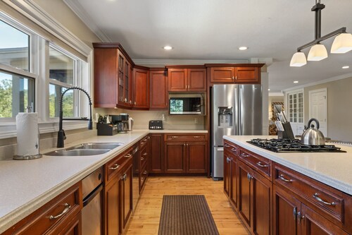 7BR Resort Home: Pool & Courts