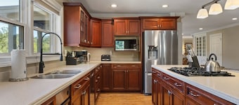 7BR Resort Home: Pool & Courts