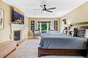 7 bedrooms, desk, iron/ironing board, free WiFi - 7BR Resort Home: Pool & Courts (Hendersonville)