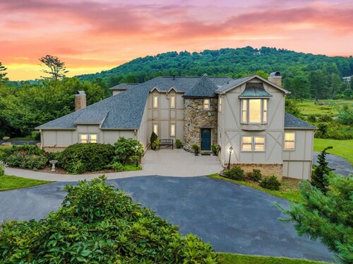 7BR Resort Home: Pool & Courts