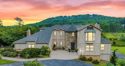 7BR Resort Home: Pool & Courts