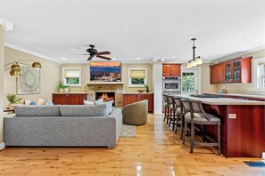 Smart TV, chimenea y tenis de mesa