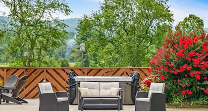 Golf Course Getaway: Pickleball/Tennis/Pool/Hot Tub/Fire Pit