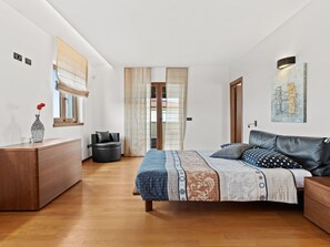4 bedrooms, iron/ironing board, WiFi