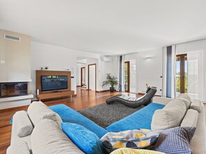 TV, fireplace