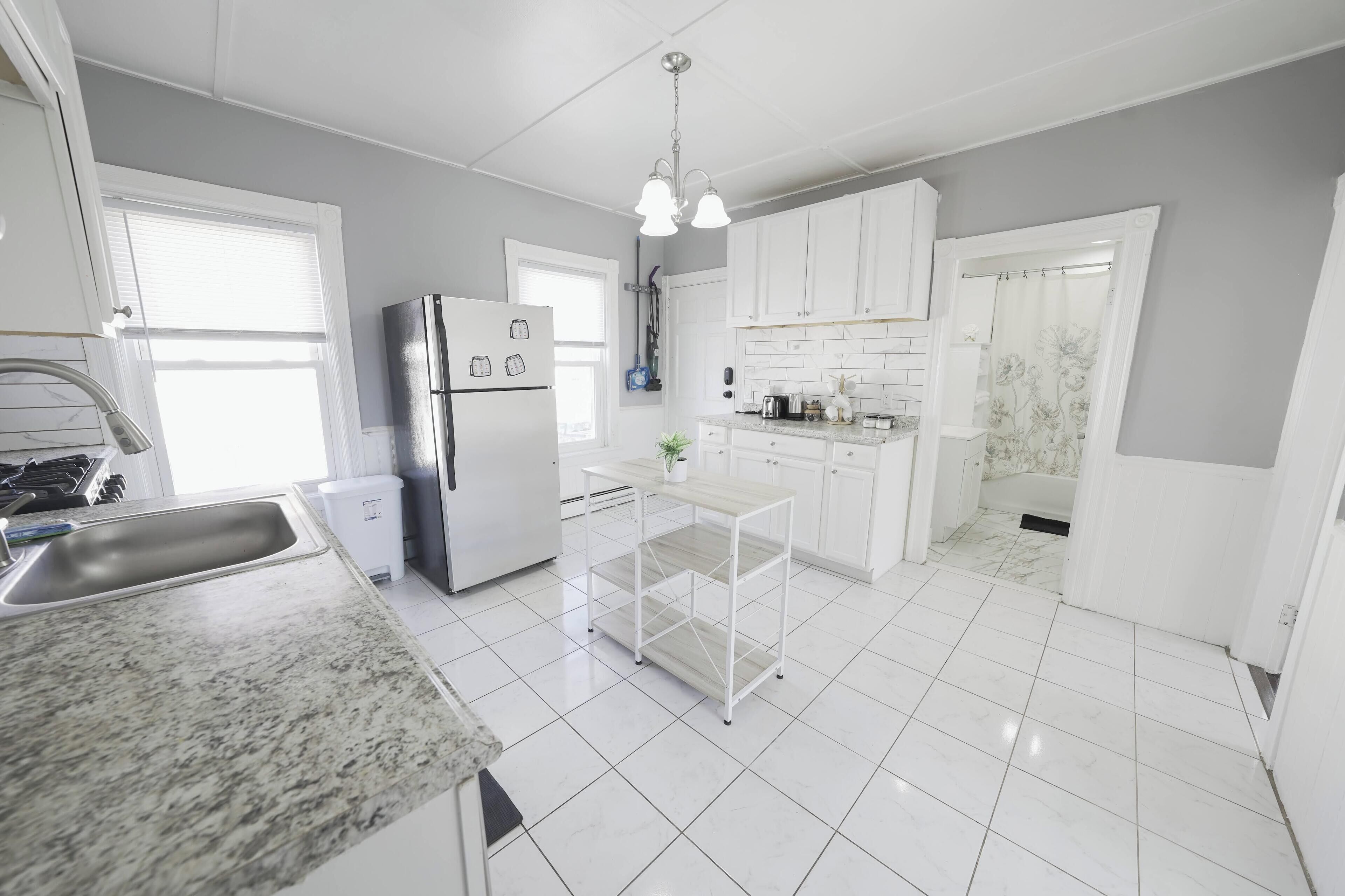 Bright 2 BR Apt Great For Working Professionals