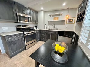 ميكروويف، فرن، موقد طهي مسطح، ماكينة لصنع القهوة/الشاي