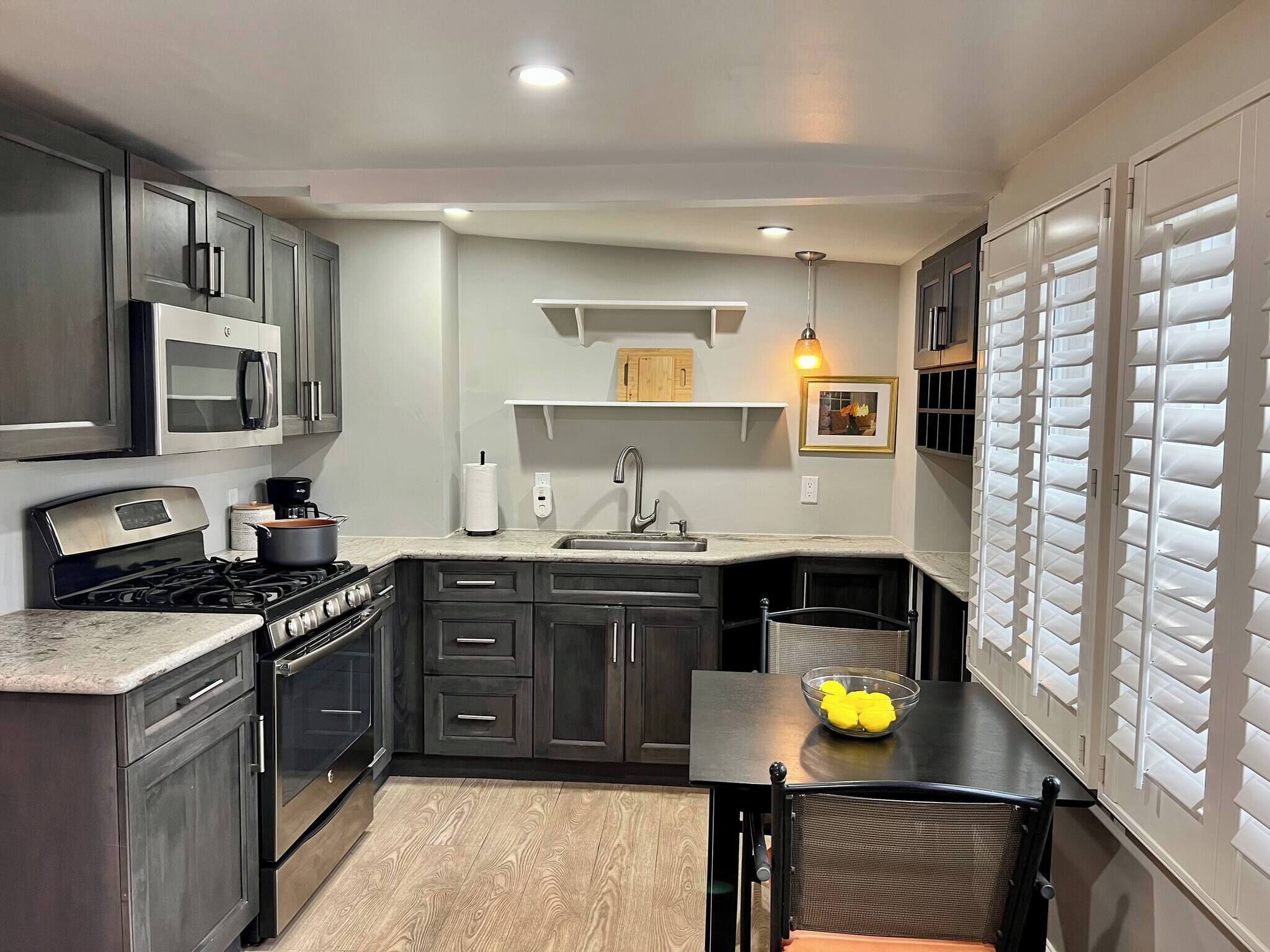 Four à micro-ondes, un four, surface de cuisson, cafetière-théière