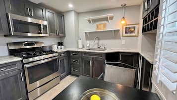 Four à micro-ondes, un four, surface de cuisson, cafetière-théière