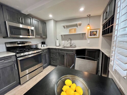 Cozy Downtown Burlingame Apt. | Easy Parking | 1/1