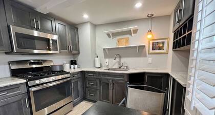 Cozy Downtown Burlingame Apt. | Easy Parking | 1/1