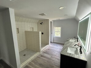 Haartrockner, Handtücher, Toilettenpapier