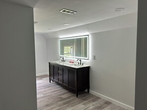Interior - 5 min-downtown Monroe, & Wedding Venues.  UGA Stanford Stadium just 20 minutes! (Monroe)